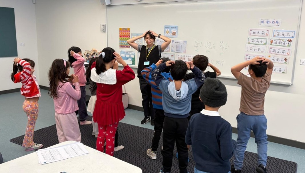 孩子們在課堂上一起進行活動