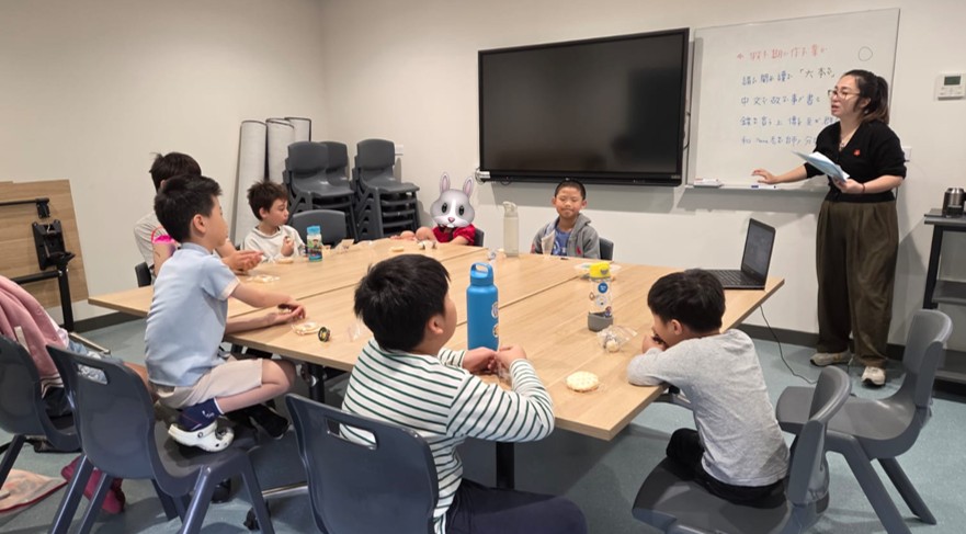 孩子們圍坐在桌旁上課