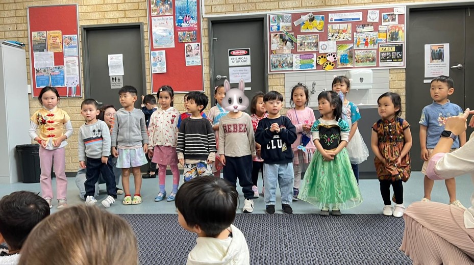 孩子們在中秋活動中為大家表演