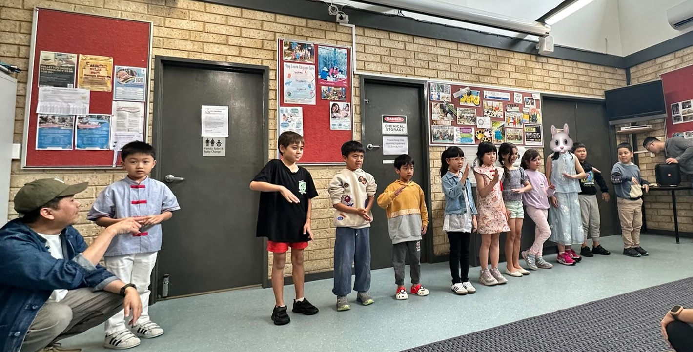 孩子們在中秋活動中為師生及家長表演